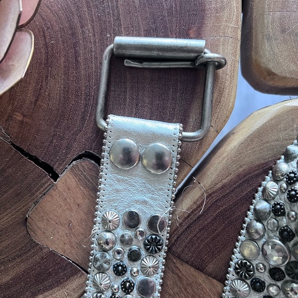 Long, seashell, jeweled, silver belt. - Picture 5 of 10